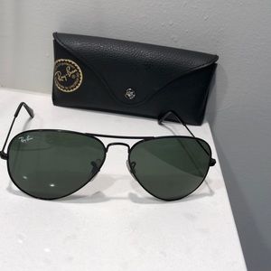 Ray ban Aviators in black. Case included